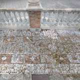 Un pavimento �a mosaico� di pietruzze bianche e rosse con la scritta �Villa Rachele�...